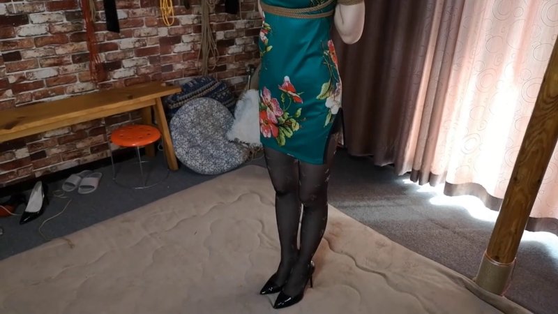 随心原创vk视频新作之艾琳绿旗袍老虎凳栲问！可以在线看！